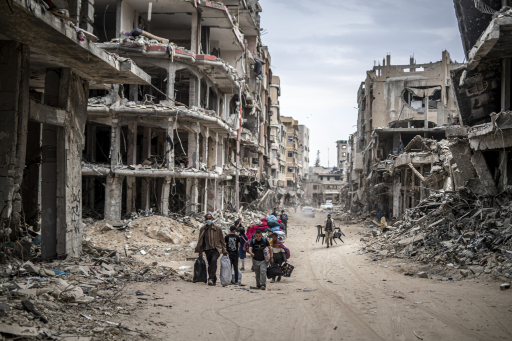 Civile går rundt i sønderbombede Khan Yunis, Gaza, efter israelske angreb.