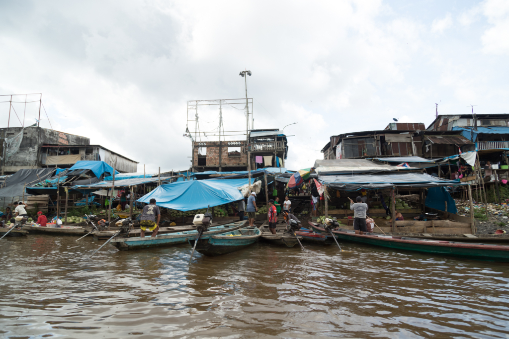 Havneindløbet ud til Itaya-floden ved kvarteret Belen i byen Iquitos i Amazonas-junglen i Peru.