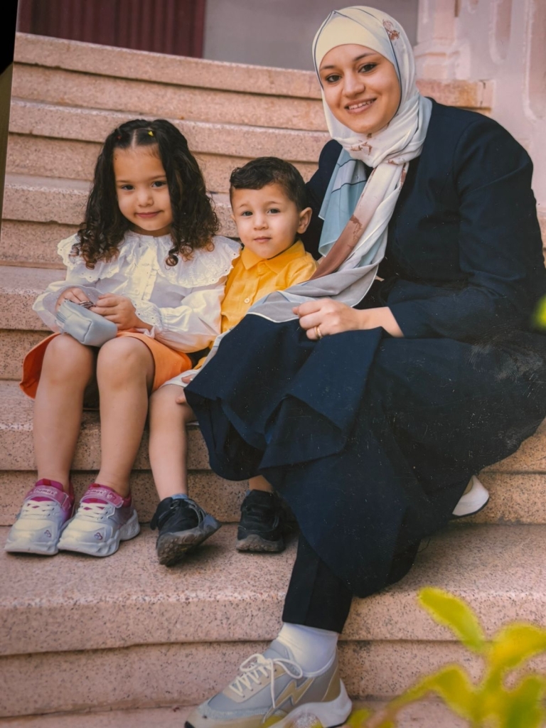 Hind Rajab og hendes bror og mor. Foto: Privat