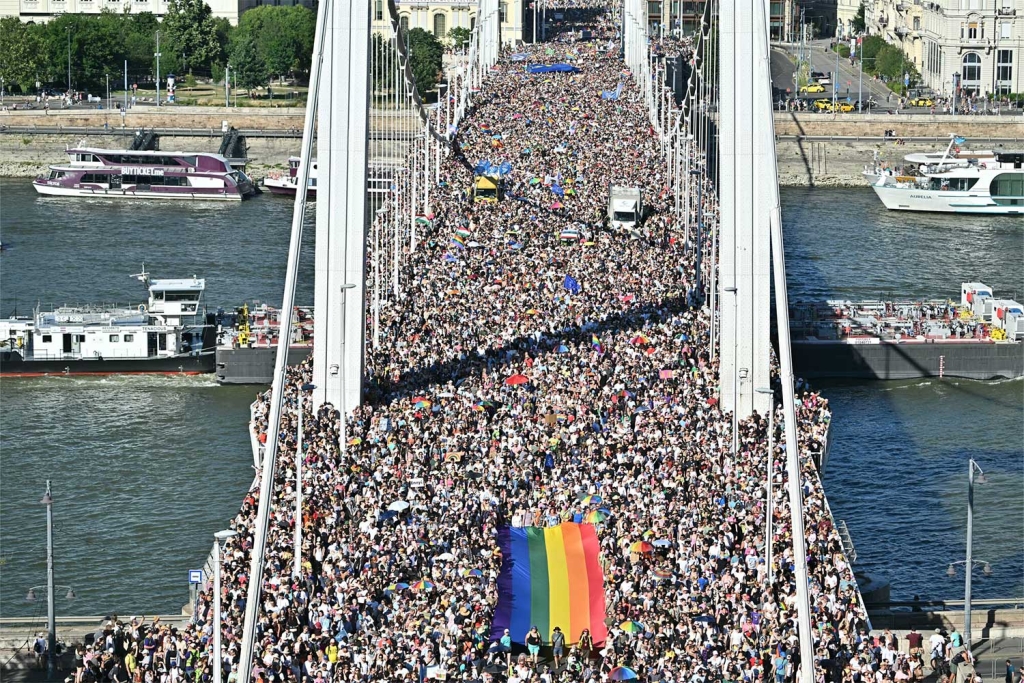 300.000 mennesker trodser Ungarns daværende premierminister Victor Orbáns pride-forbud og går på gaden i den ungarske hovedstad Budapest i juni 2025